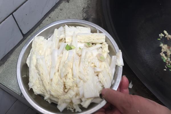 猪肉白菜炖粉条的做法图解1