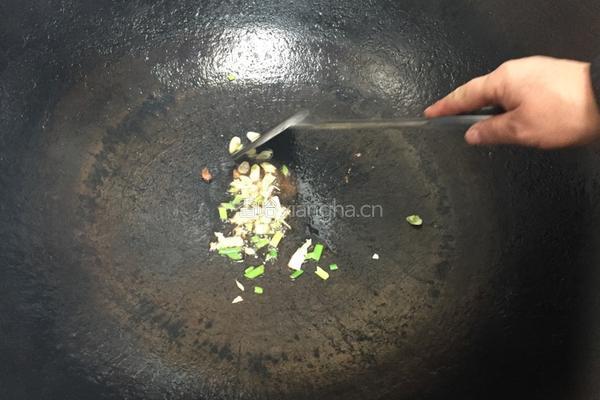猪肉白菜炖粉条的做法图解2