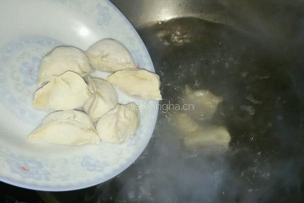 煎饺配煎蛋的做法图解1