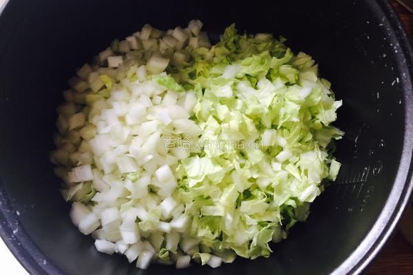 白菜猪肉春卷的做法图解1