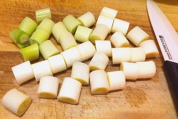 葱段炒鸡脖肉的做法图解3