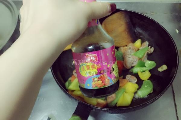 缤纷彩椒肥肠的做法图解7