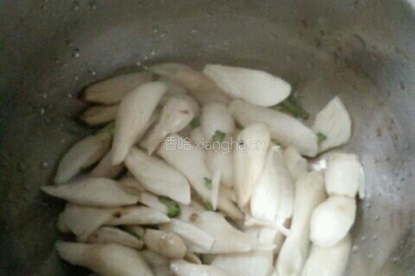 鸡腿菇炒西蓝花的做法图解4