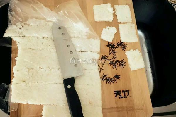 虾仁锅巴的做法图解1