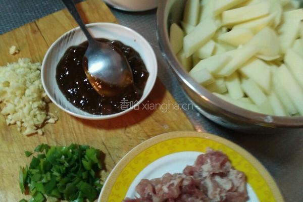 东北酱土豆的做法图解1