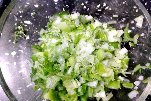 香酥葱油饼。。。饺子皮的华丽变身的做法图解2