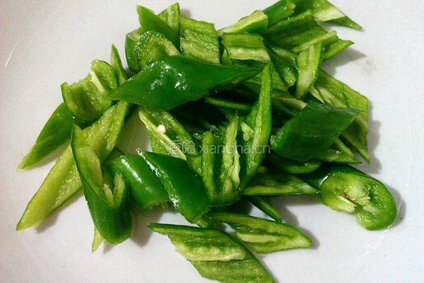 辣椒炒蛋的做法图解2