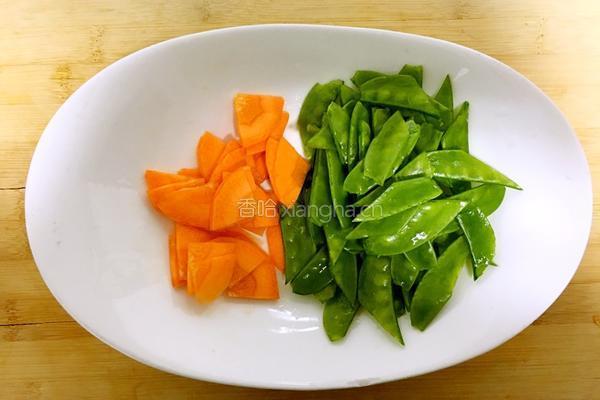 荷兰豆炒白果的做法图解2