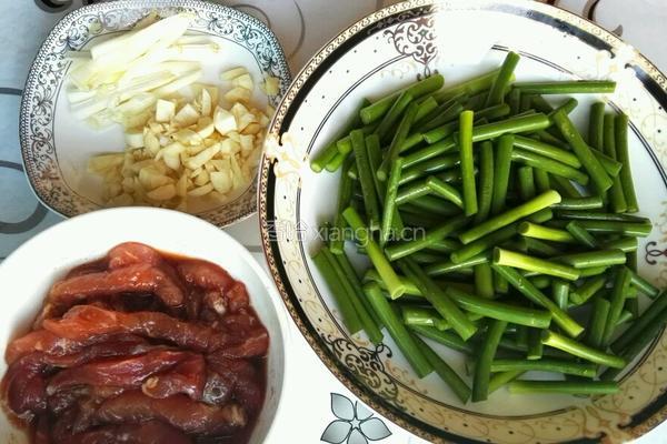 蒜薹滑肉丝的做法图解2