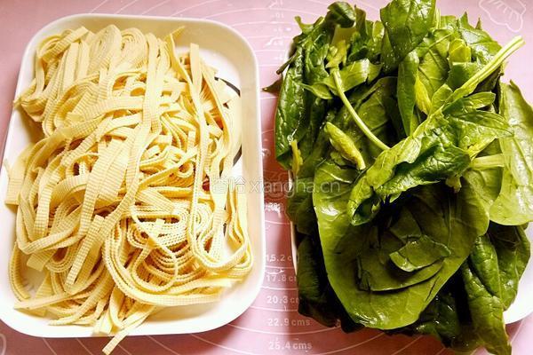 菠菜炒千张的做法图解2