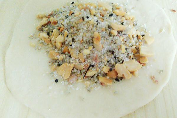 芝麻花生糖三角的做法图解9