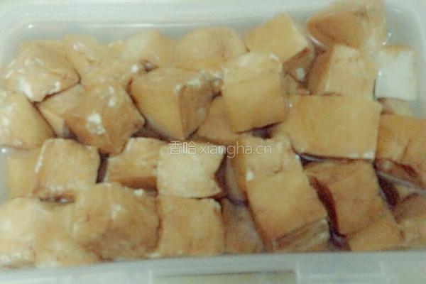 豆腐干烧猪蹄的做法图解1