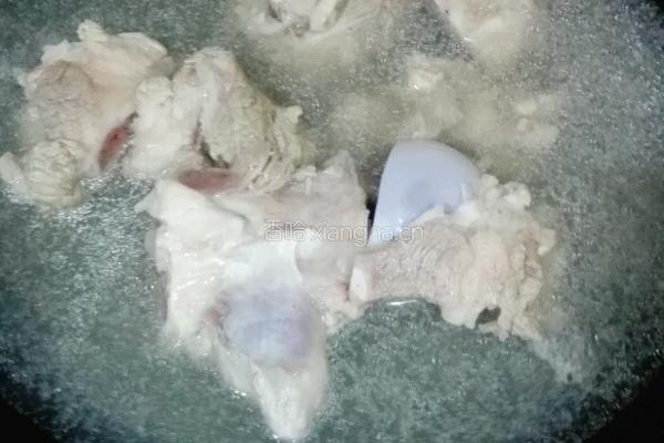 白菜干罗汉果猪骨汤的做法图解3