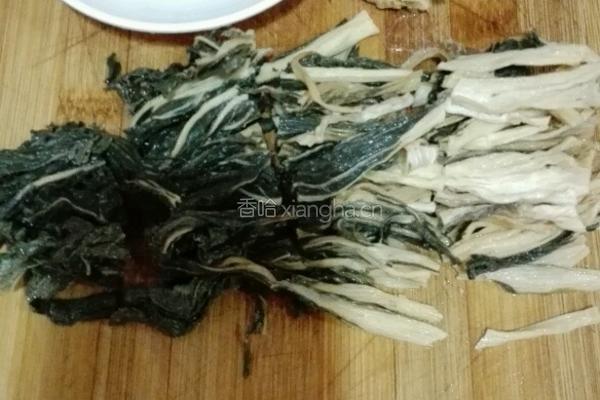 白菜干罗汉果猪骨汤的做法图解2