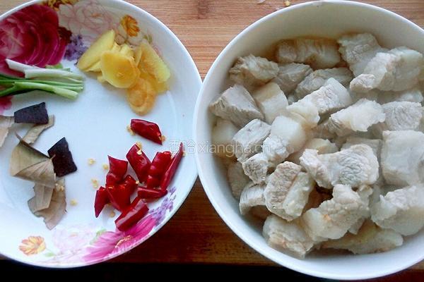 胡萝卜烧肉的做法图解1