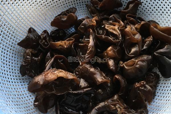 凉拌黑木耳香菜的做法图解1