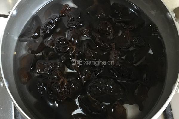 凉拌黑木耳香菜的做法图解3
