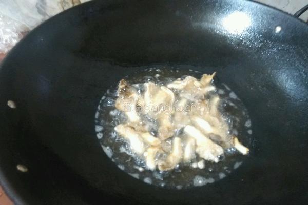 红薯粉炸平菇的做法图解4