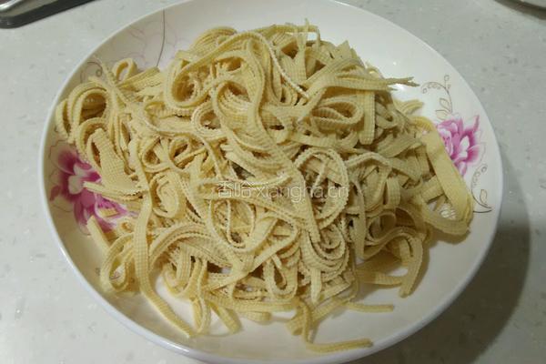 大蒜炒豆皮的做法图解1