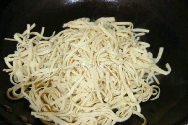 大蒜炒豆皮的做法图解7