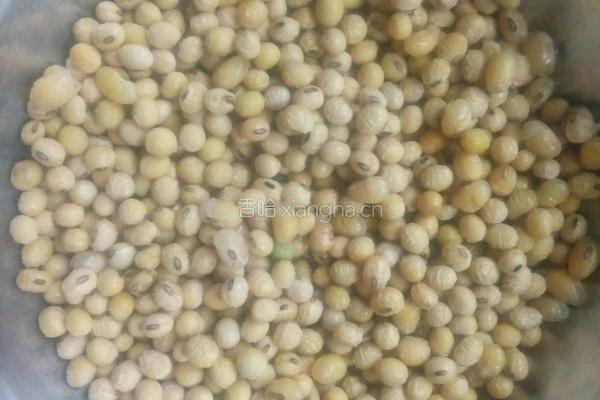 黄豆炖鸡爪的做法图解1