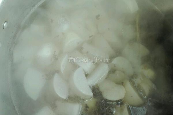 白萝卜茼子骨汤的做法图解4