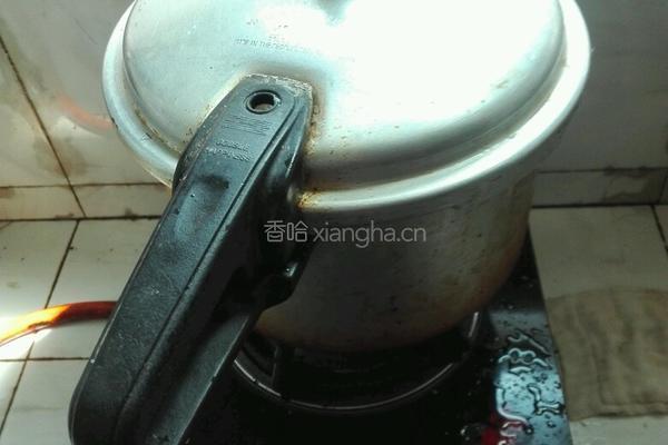 白萝卜茼子骨汤的做法图解5