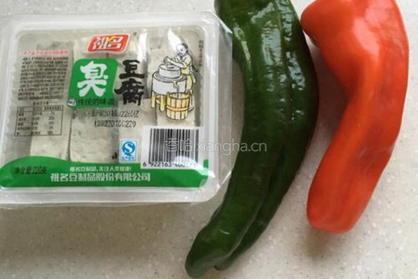 青椒炒臭豆腐的做法图解1