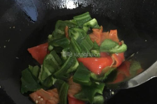 青椒炒臭豆腐的做法图解5