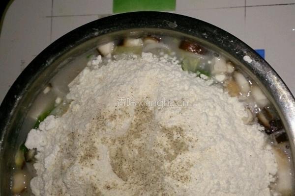 海鲜鱼椒菜米粉蛋糕的做法图解3