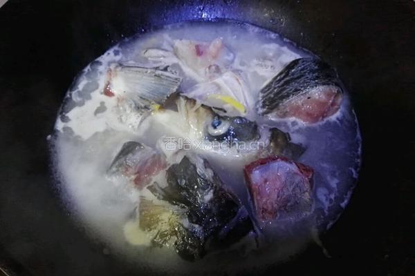 白菜鱼头汤的做法图解6