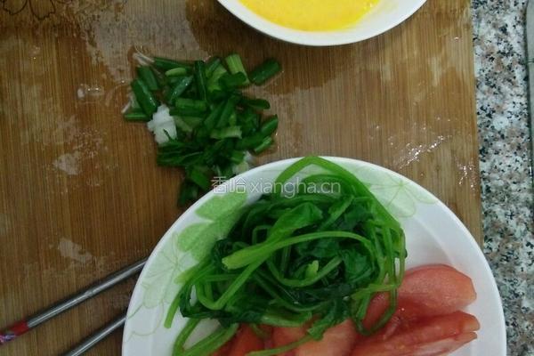 番茄鸡蛋菠菜汤的做法图解1