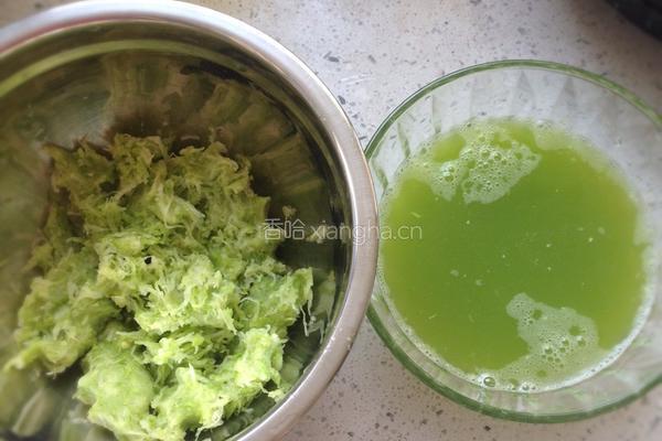 西葫芦鸡蛋木耳水饺的做法图解3
