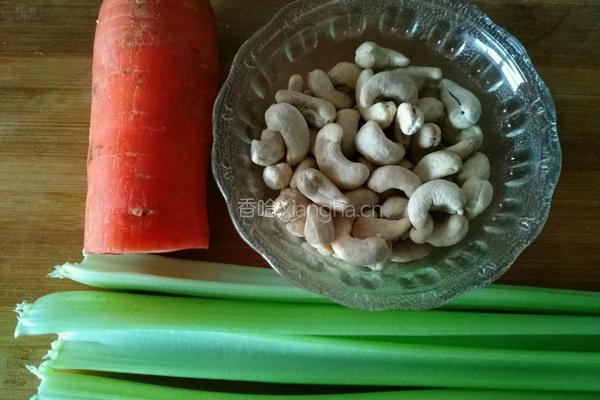 西芹炒腰果的做法图解1