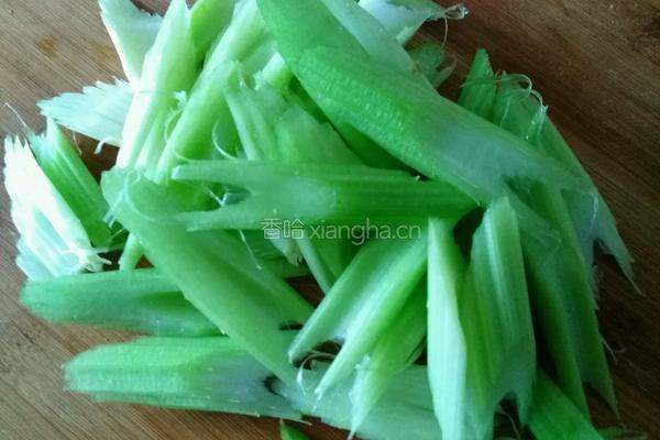西芹炒腰果的做法图解2