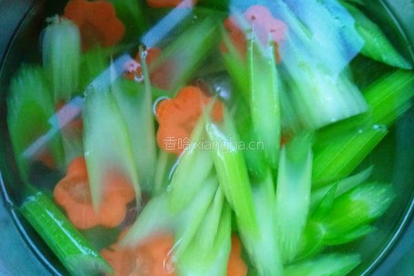 西芹炒腰果的做法图解9