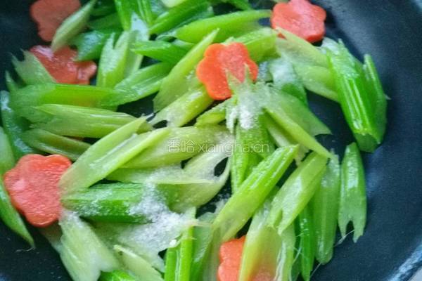 西芹炒腰果的做法图解12
