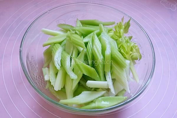 凉拌西芹的做法图解2