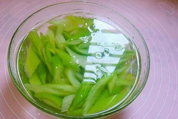 凉拌西芹的做法图解4