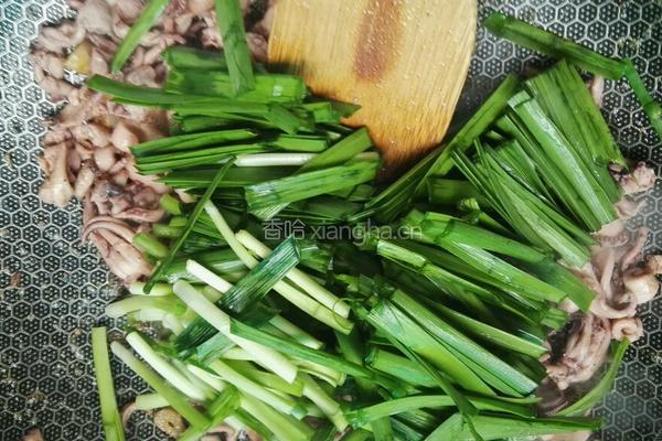 韭菜炒鱿鱼的做法图解4