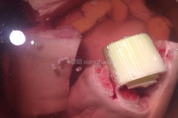 卤香猪蹄炖腐竹的做法图解1