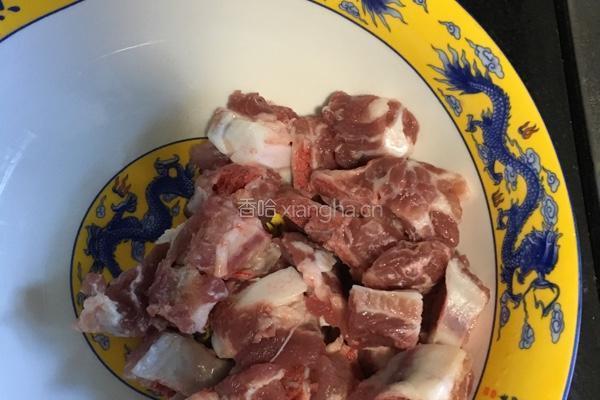 蒜头蒸排骨的做法图解1