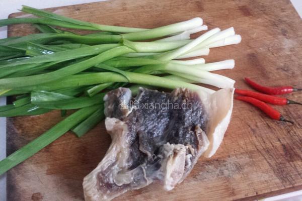 大蒜炒腊肉的做法图解1