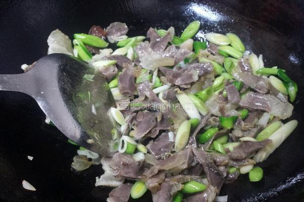 大蒜炒腊肉的做法图解5