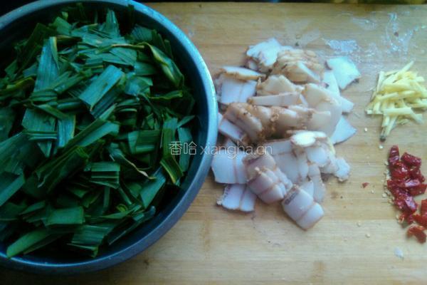 蒜苗炒腊肉的做法图解2