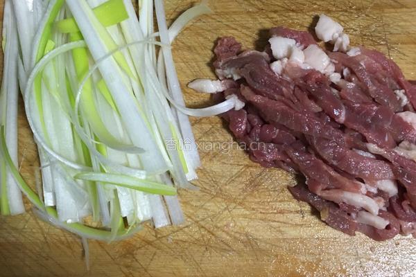 葱香肉丝春卷的做法图解1