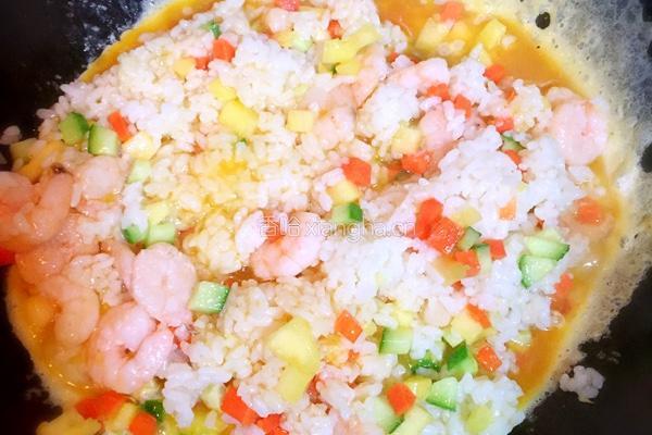 菠萝虾仁炒饭的做法图解6