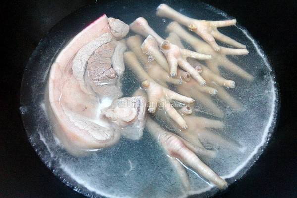 菜干鸡爪汤的做法图解3