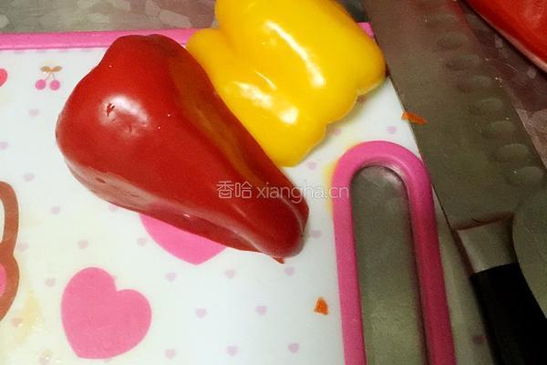 西兰花炒三丁的做法图解1