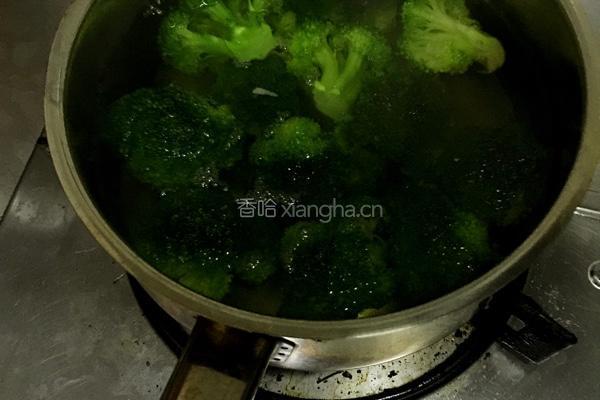 西兰花炒三丁的做法图解3